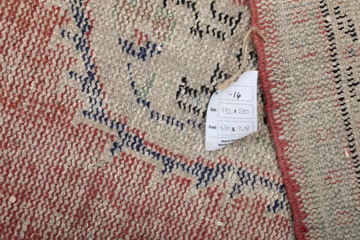Detail of the rug's reverse side with a tag showing size information