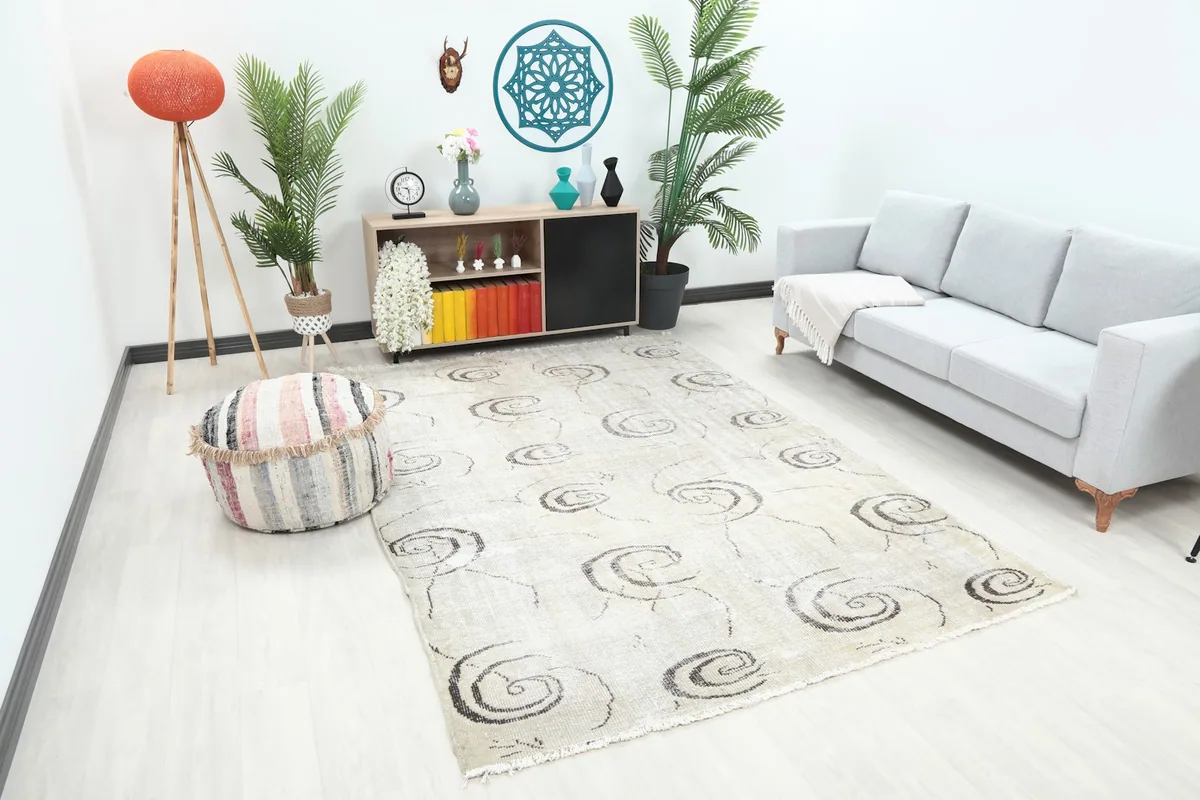 Angle view of the ivory and charcoal rug in a living room with light furniture