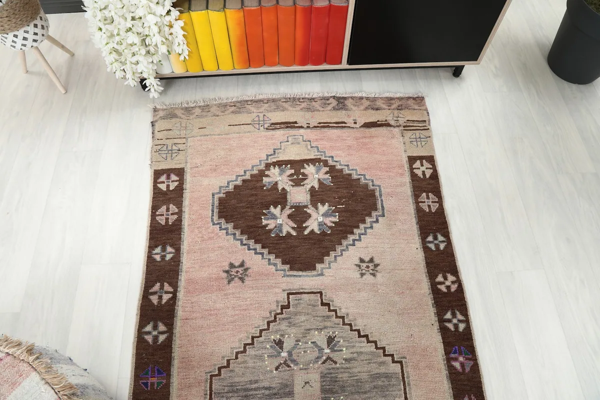Overhead view of a section of the runner, showcasing the repeating diamond motifs