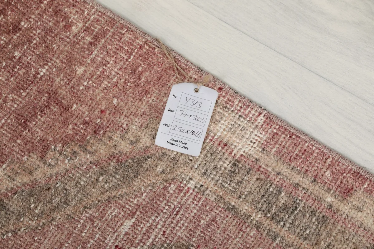 Label showing the dimensions 2'6" x 10'8" (77 x 325 cm) and origin of the runner