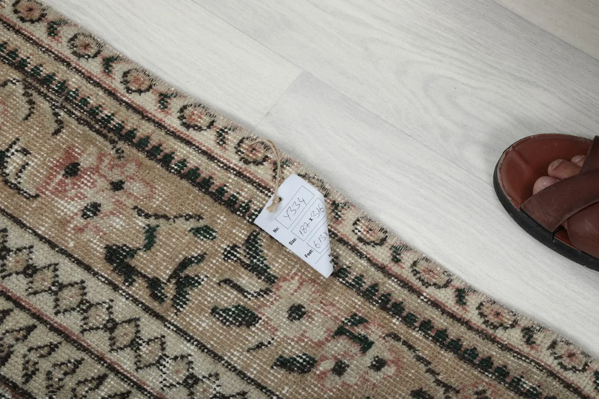 Close-up of the rug's edge with a tag showing size information
