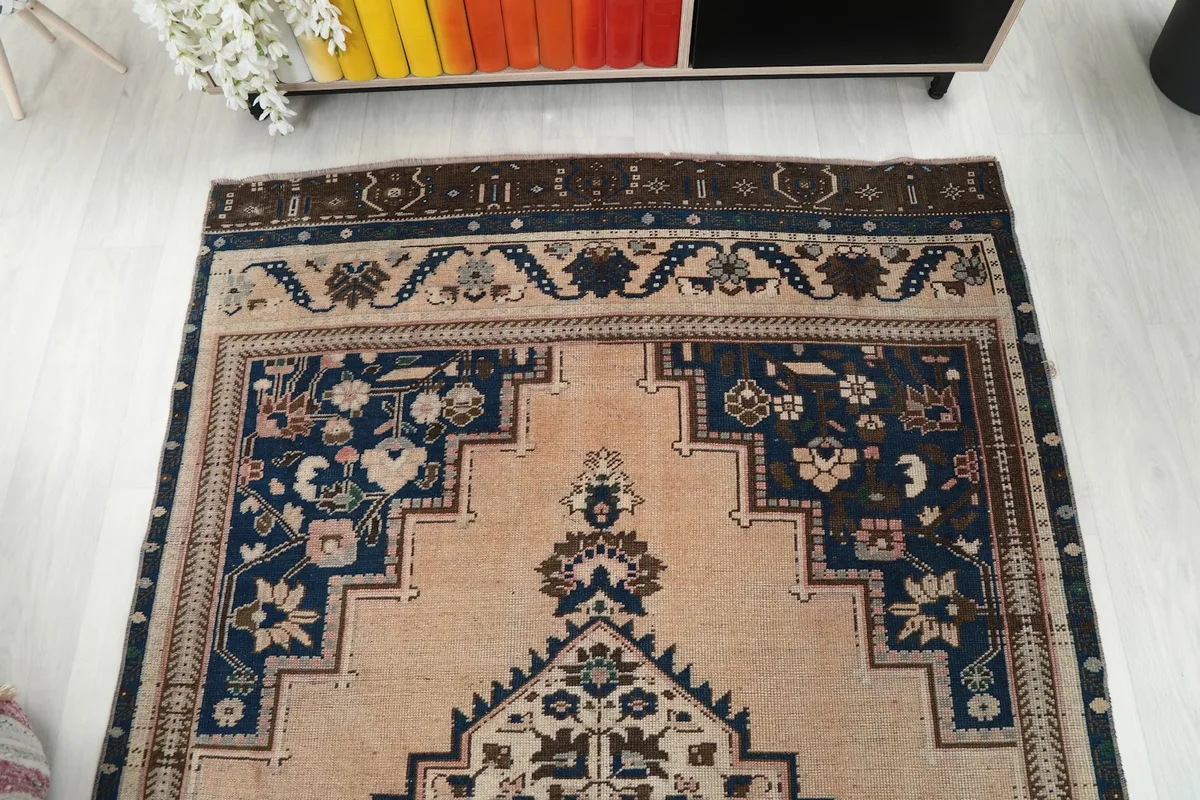 Overhead view of one end of the rug, detailing the border and field patterns