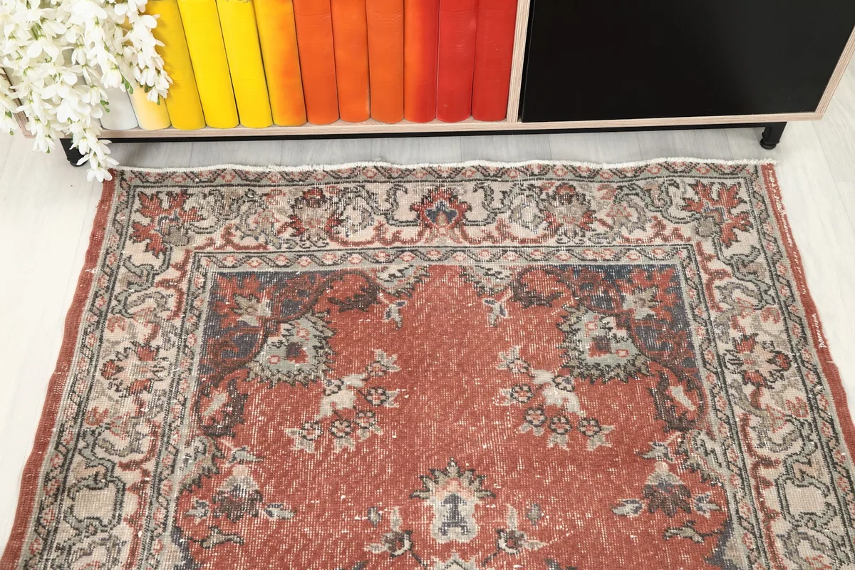 Overhead detail of one end of the rug, highlighting the border and field