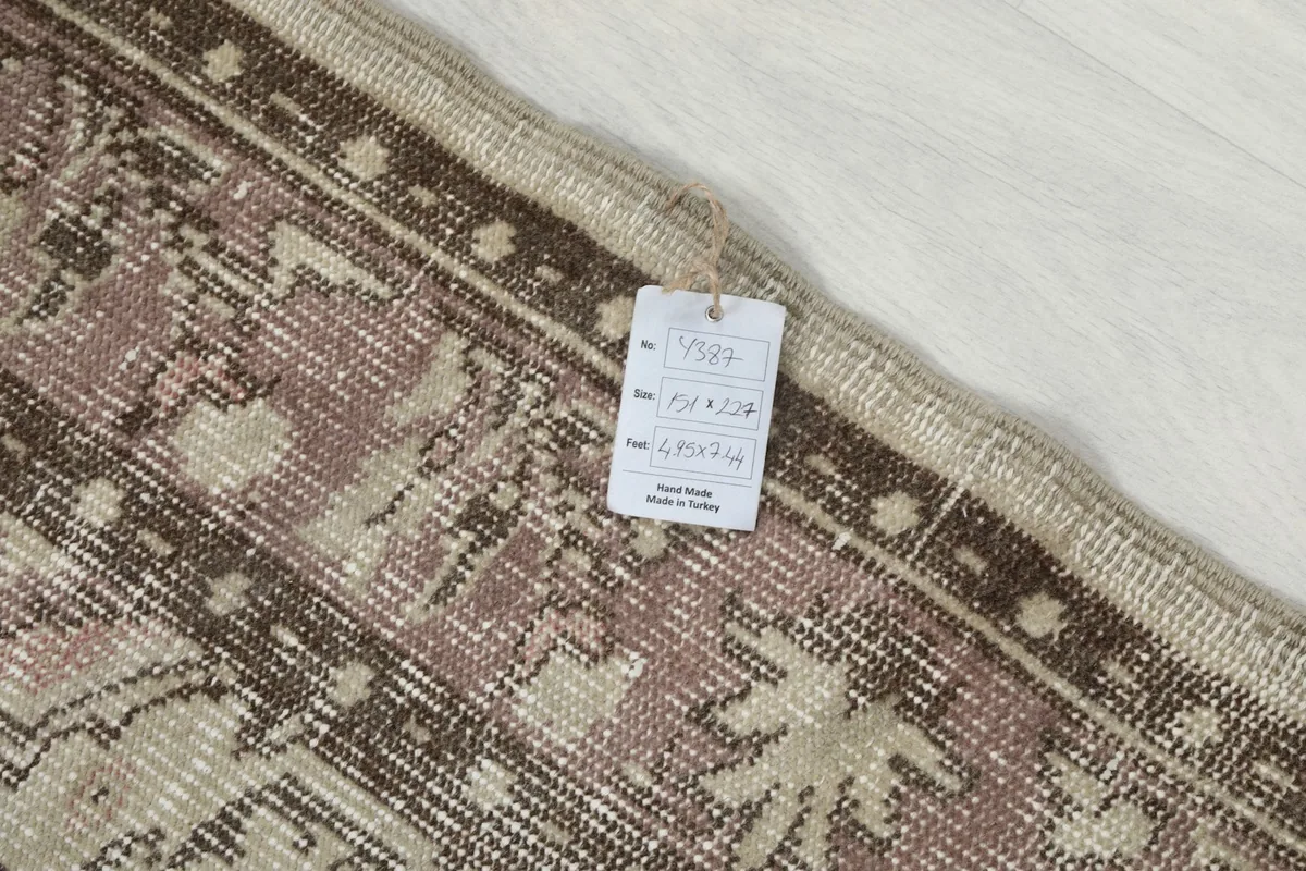 Close-up of the tag attached to the rug, detailing its origin and size.