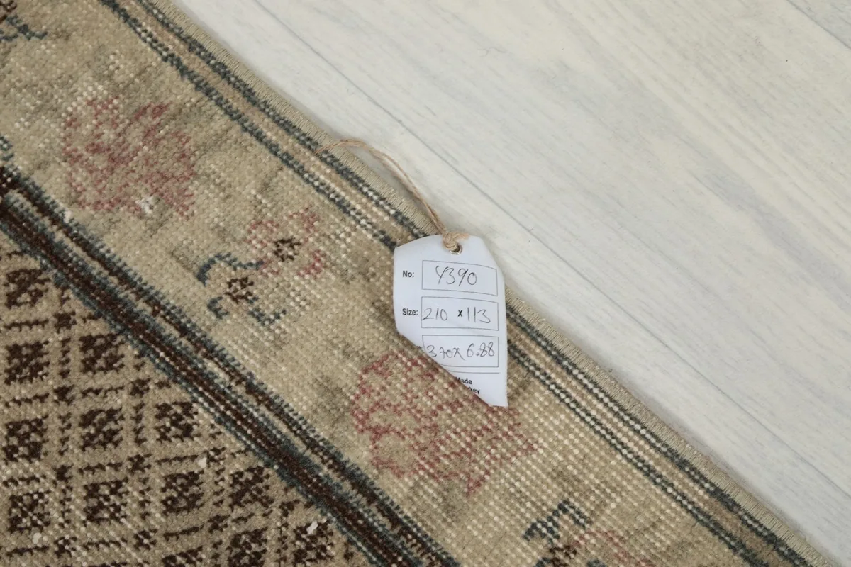 Detail of the rug with a tag showing its dimensions and identification