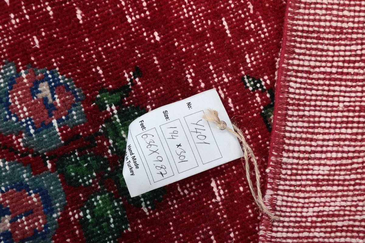 Product tag on the rug, displaying the size 194x301 cm and indicating hand-made in Turkey.