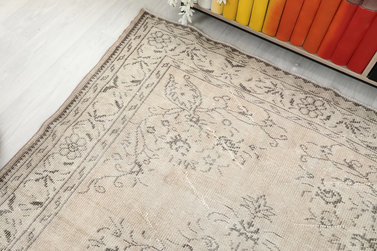 Corner view of the rug showcasing the intricate border and field design
