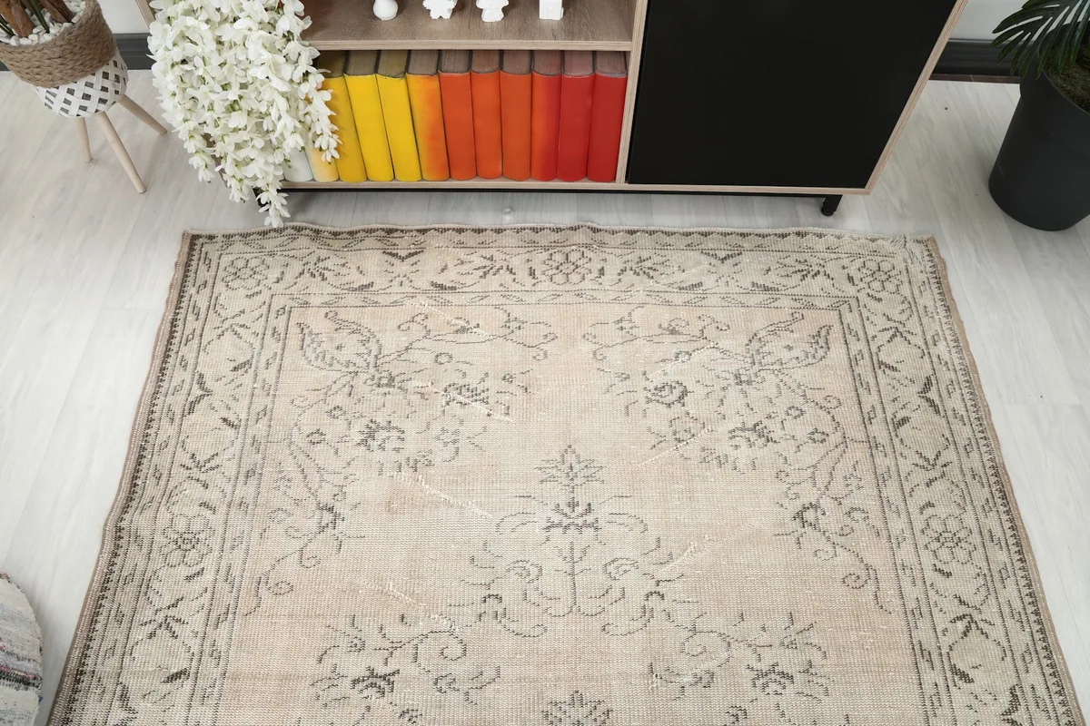 Overhead view of the rug's middle section showing overall pattern