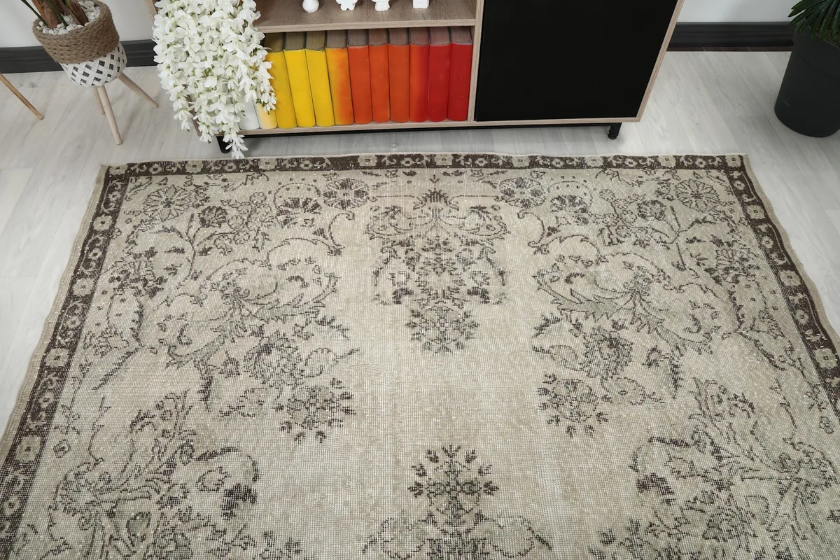 Overhead view of the rug's full pattern, emphasizing the balance of ivory and gray tones