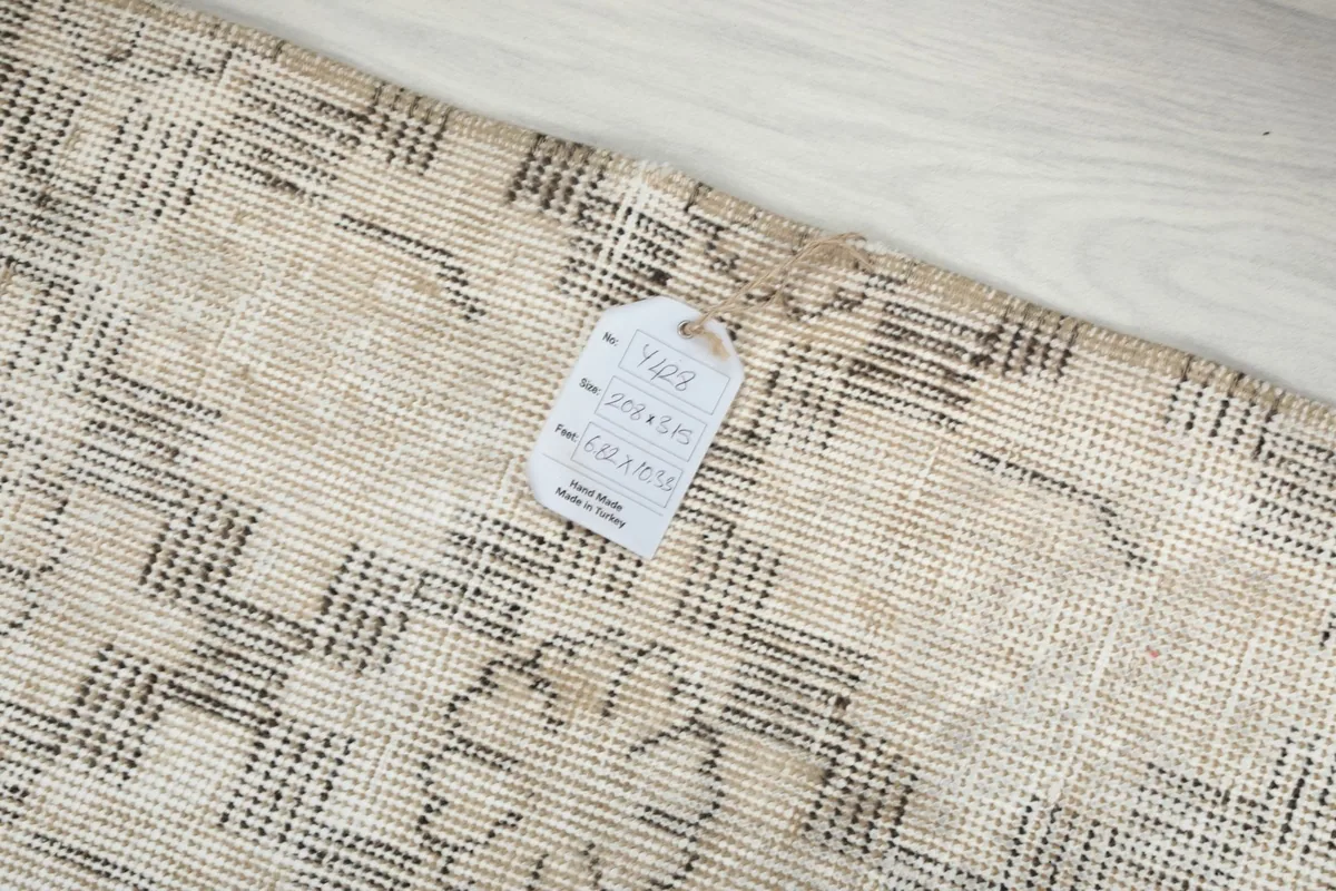 Product tag displaying the rug's dimensions and origin
