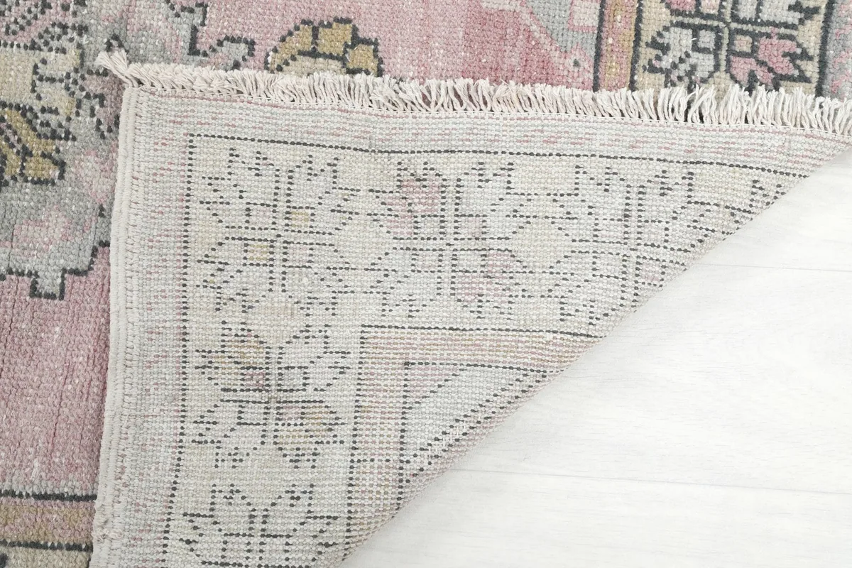 Another view of the back of the runner, showing the knotting and fringe