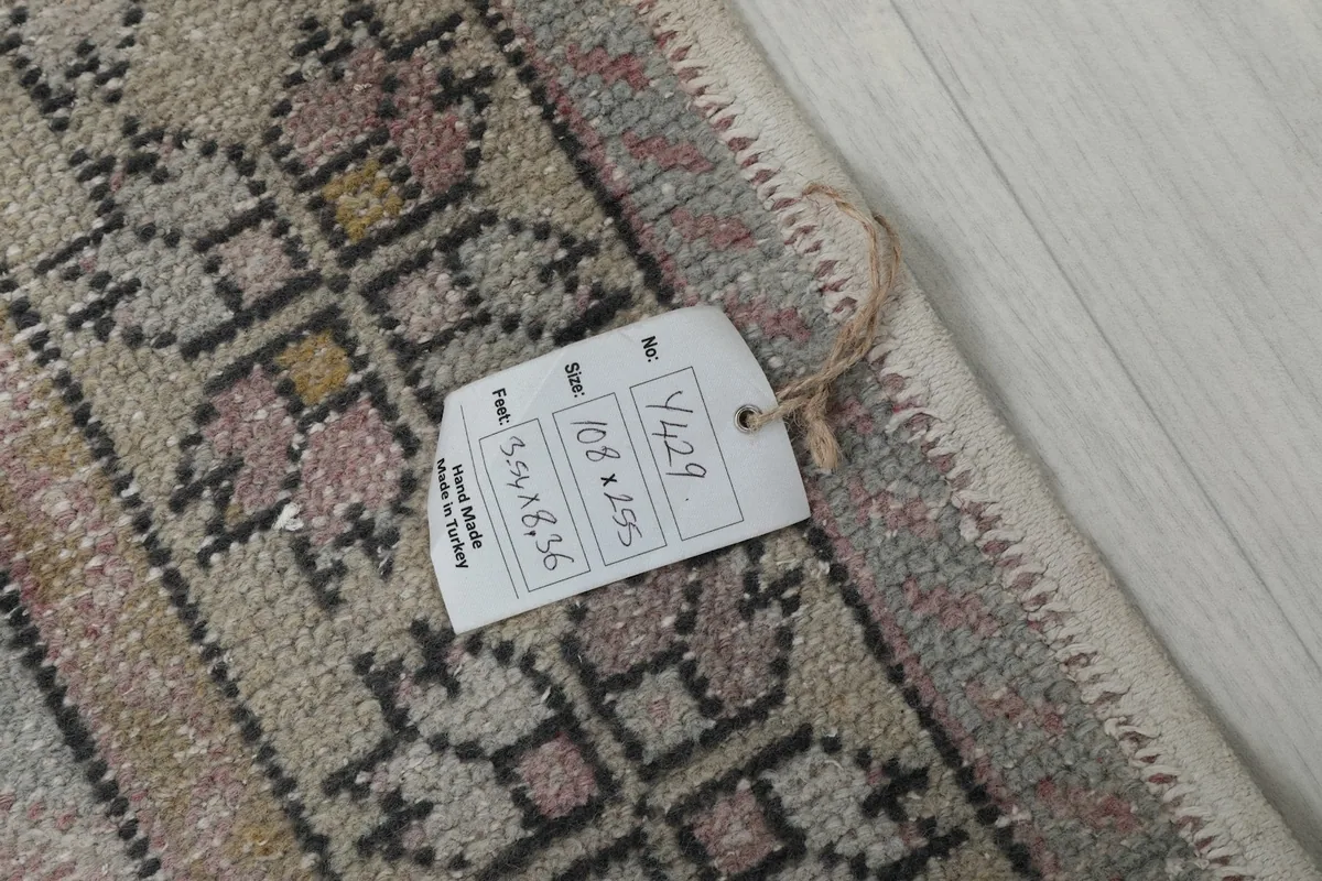 Product tag showing the dimensions and origin of the vintage Anatolian rug