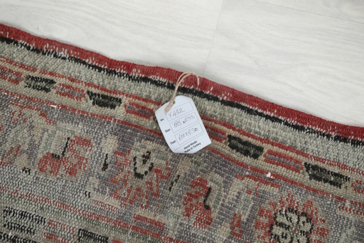 Detail of the rug's label with size information, attached to the border.