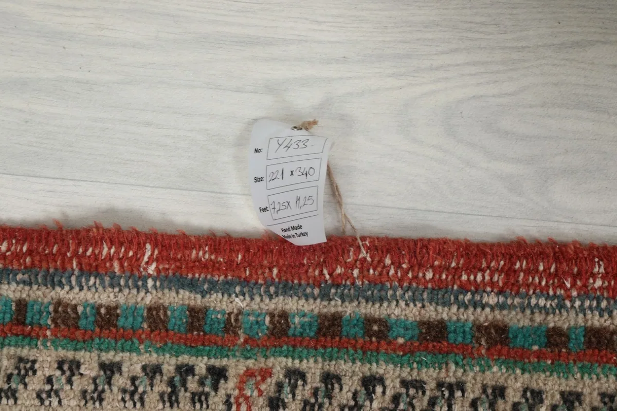 Detail of the rug's edge with a size tag showing 221 x 340 cm dimensions