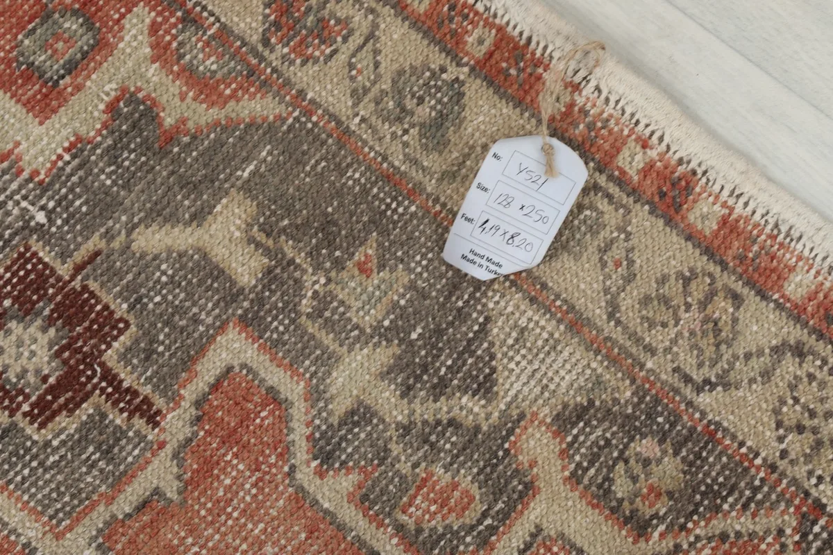 Close-up of the rug's texture and a product tag with size information