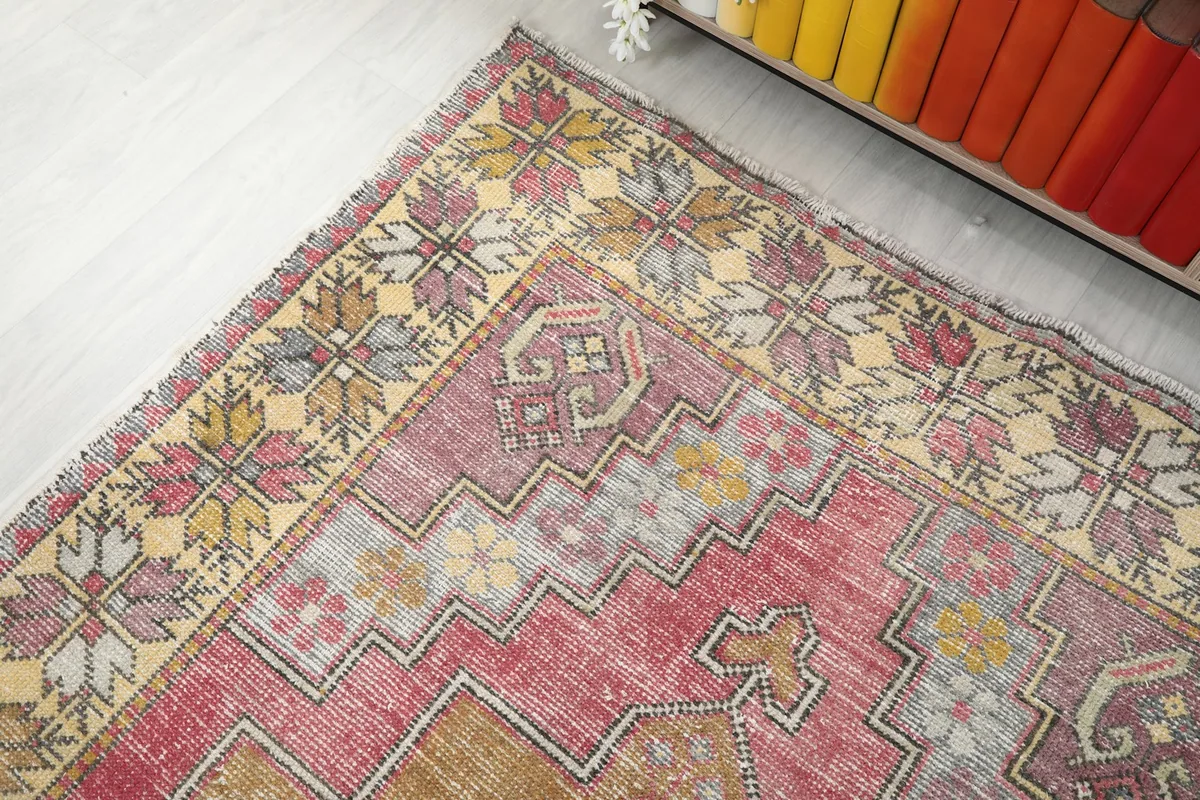 Corner view of the rug, highlighting the transition from the border to the main field