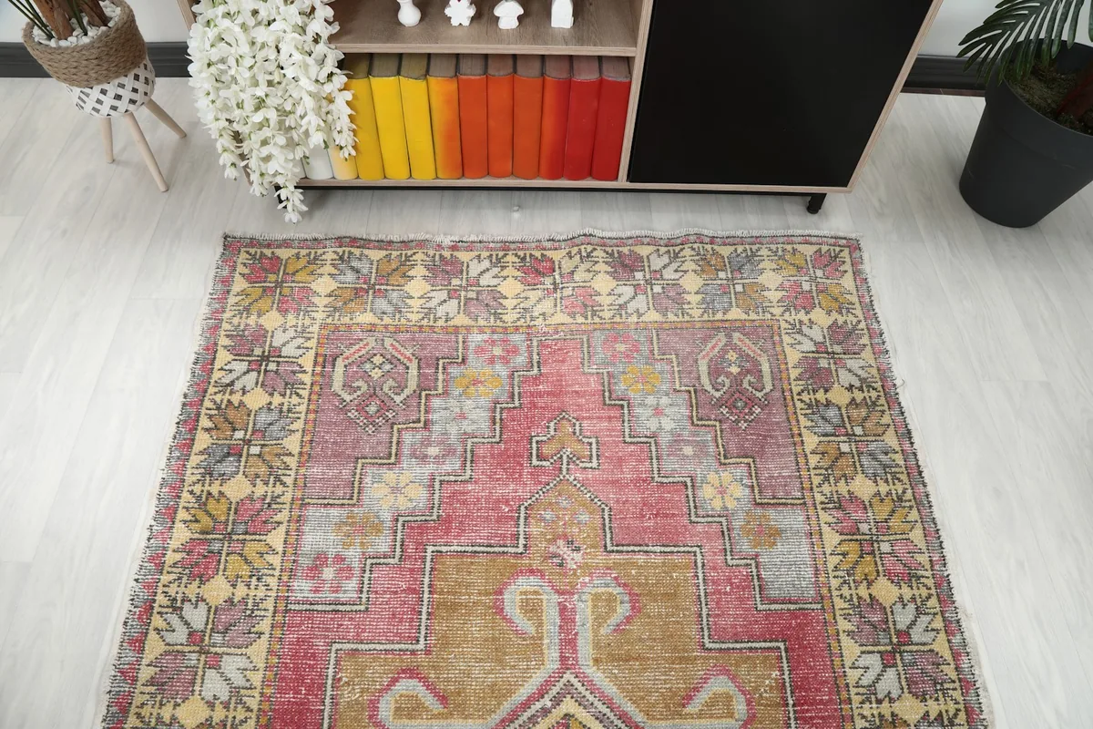 Overhead shot of one end of the rug, focusing on the border and field patterns