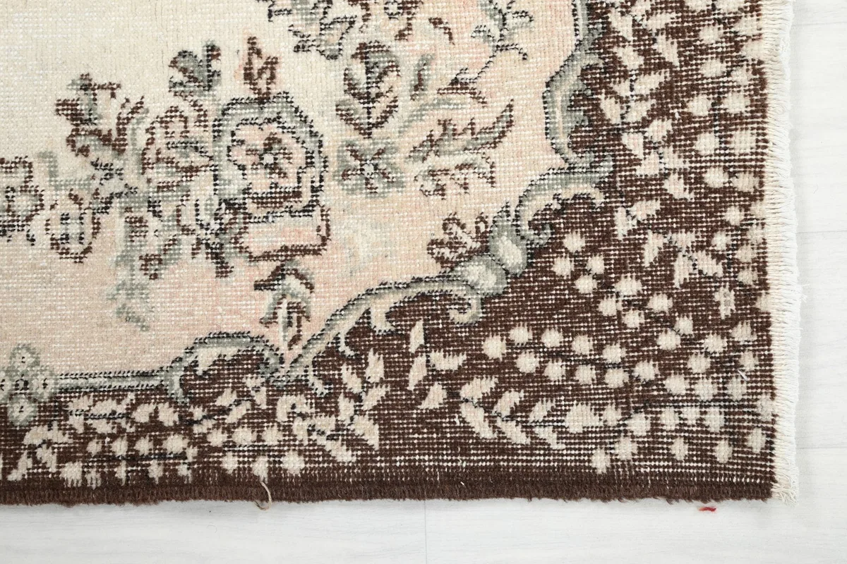 Detail of the brown border with small floral motifs and corner design