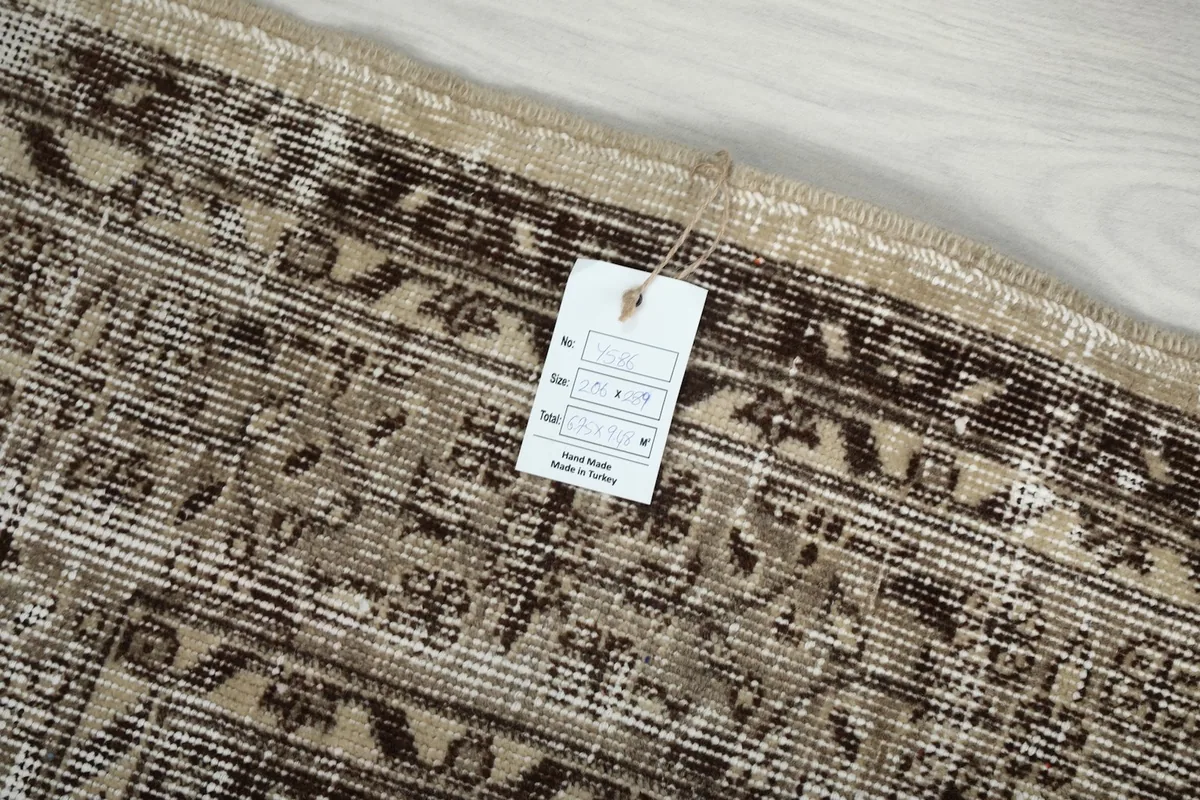 Detail of the rug's edge with a product tag, indicating its origin and authenticity.