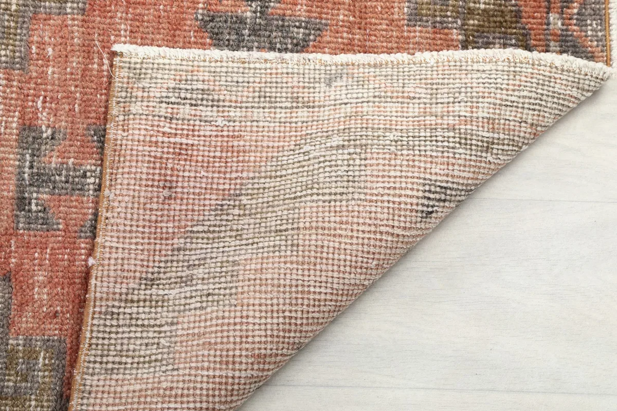 Close-up of the cotton foundation and the reverse side of the hand-knotted wool runner