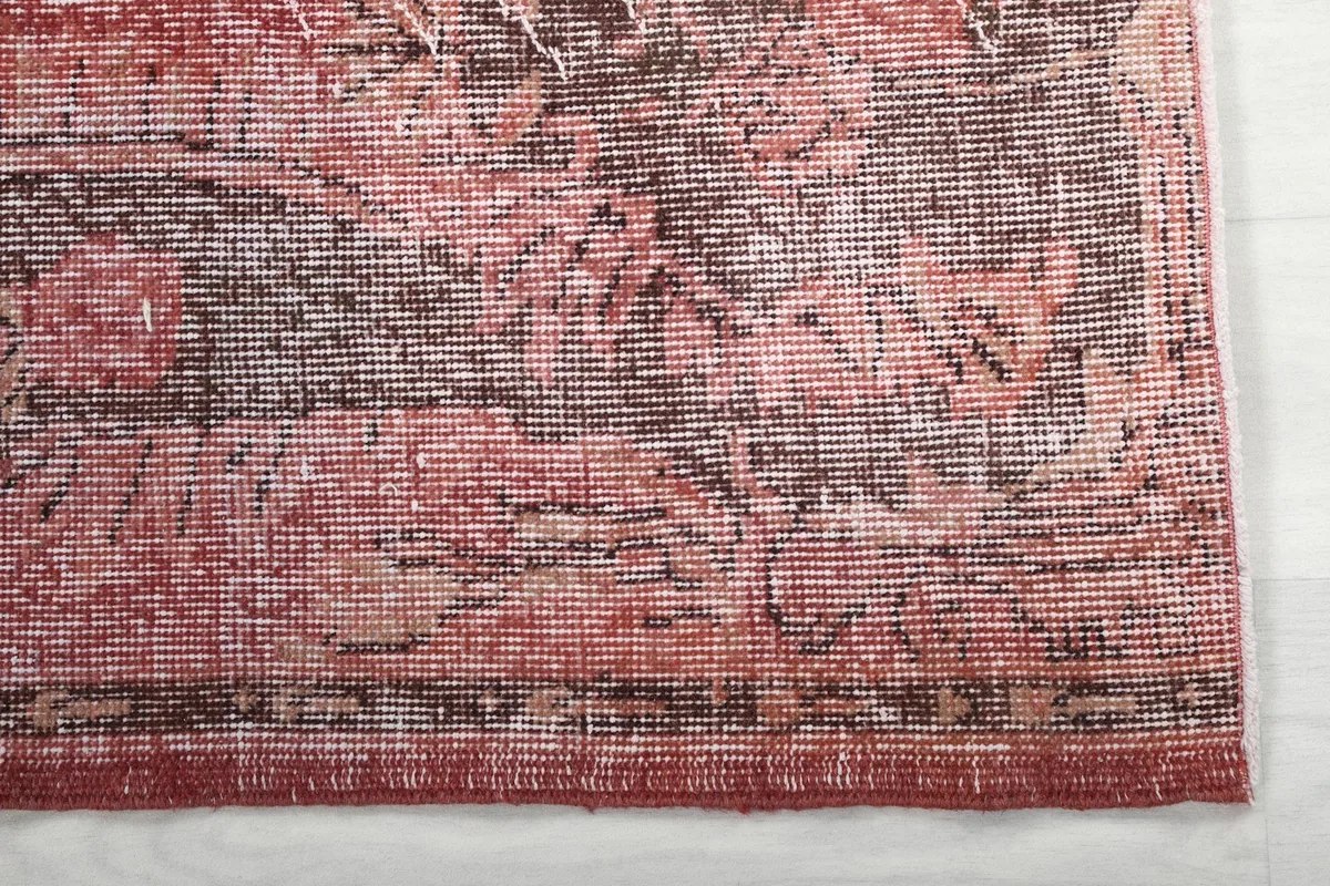 Detail of the outer border and corner of the rose area rug