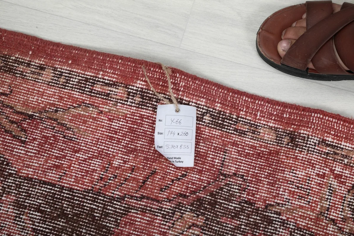 Detail of the rug tag displaying size 5'9" x 8'6" (174 x 260 cm)
