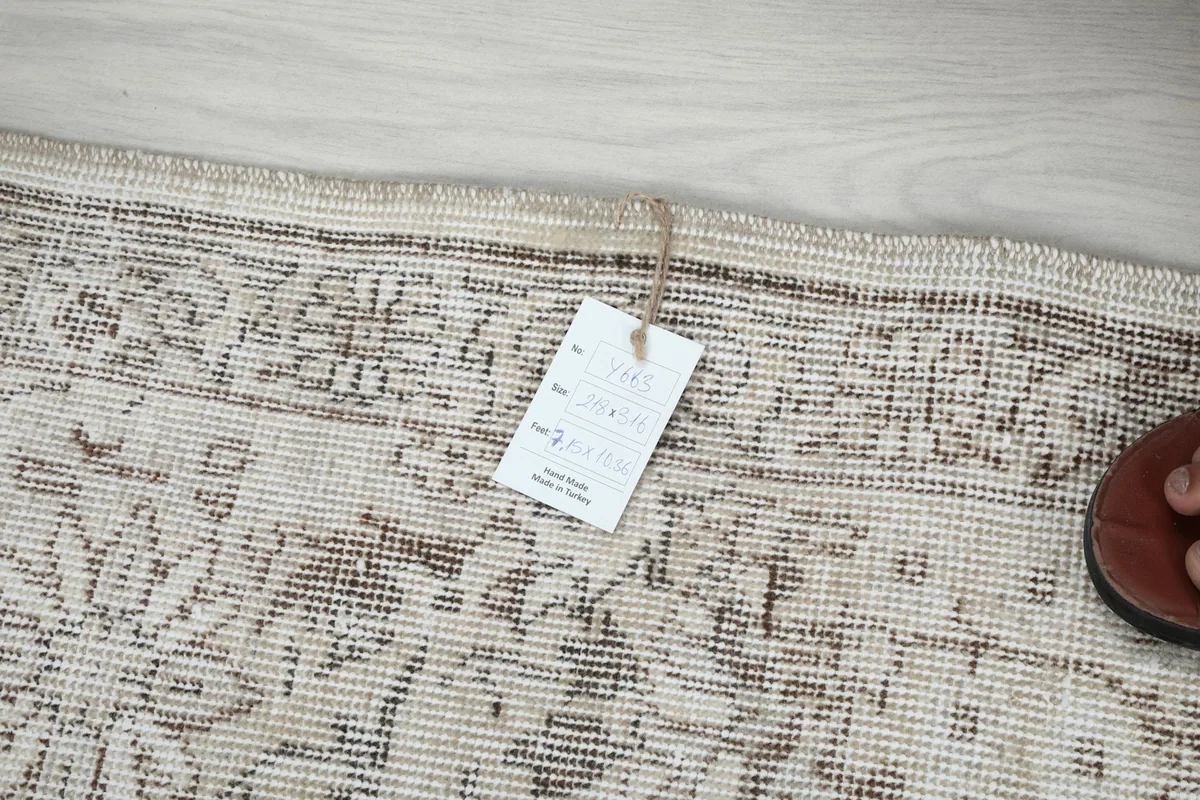 Rug tag displaying size and material details, next to the border