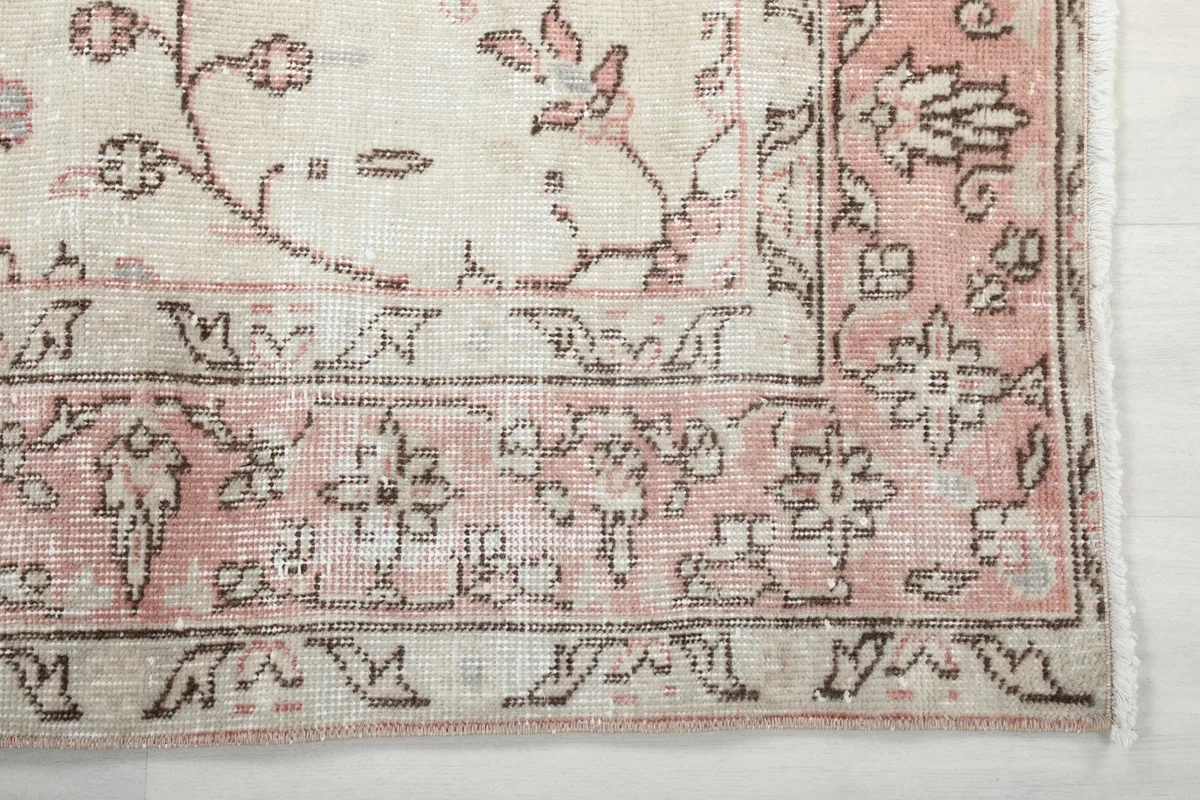 Detail of the rose border with geometric elements and corner design