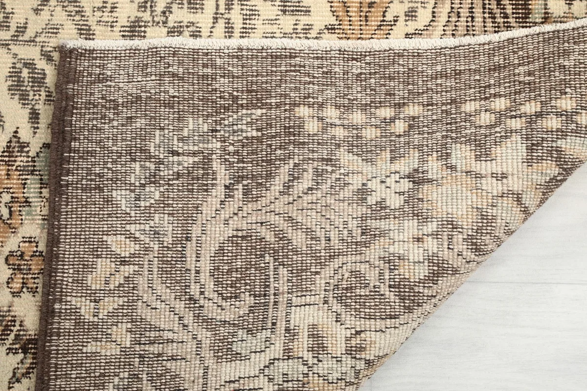 Close-up of the low wool pile and the construction of the rug's edge