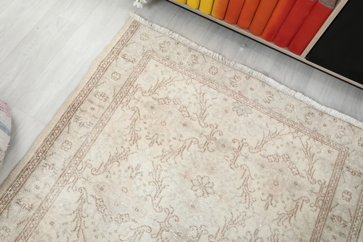 Overhead shot of one end of the rug, showing the fringe and part of the border design