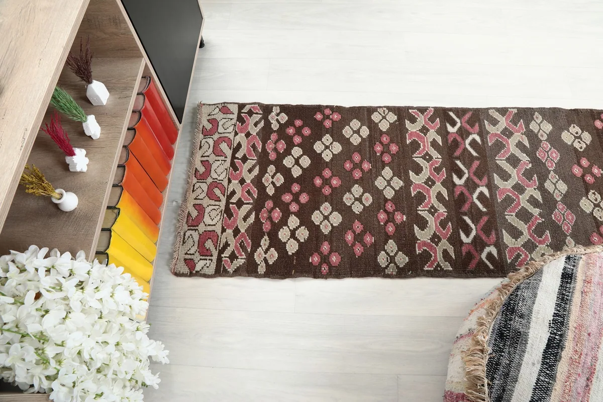 Full overhead view of the runner's length, displaying the entire pattern repeat.