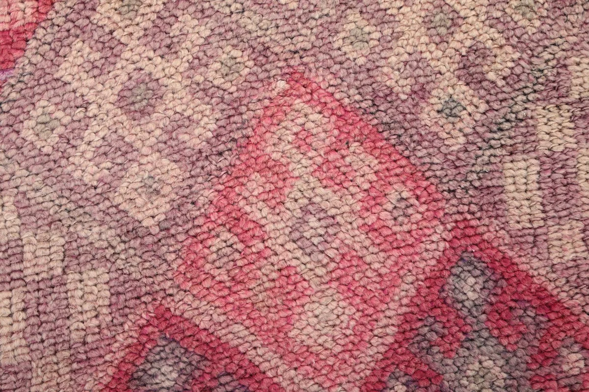 Texture of the low wool pile, showing individual knots and color variations in the pattern