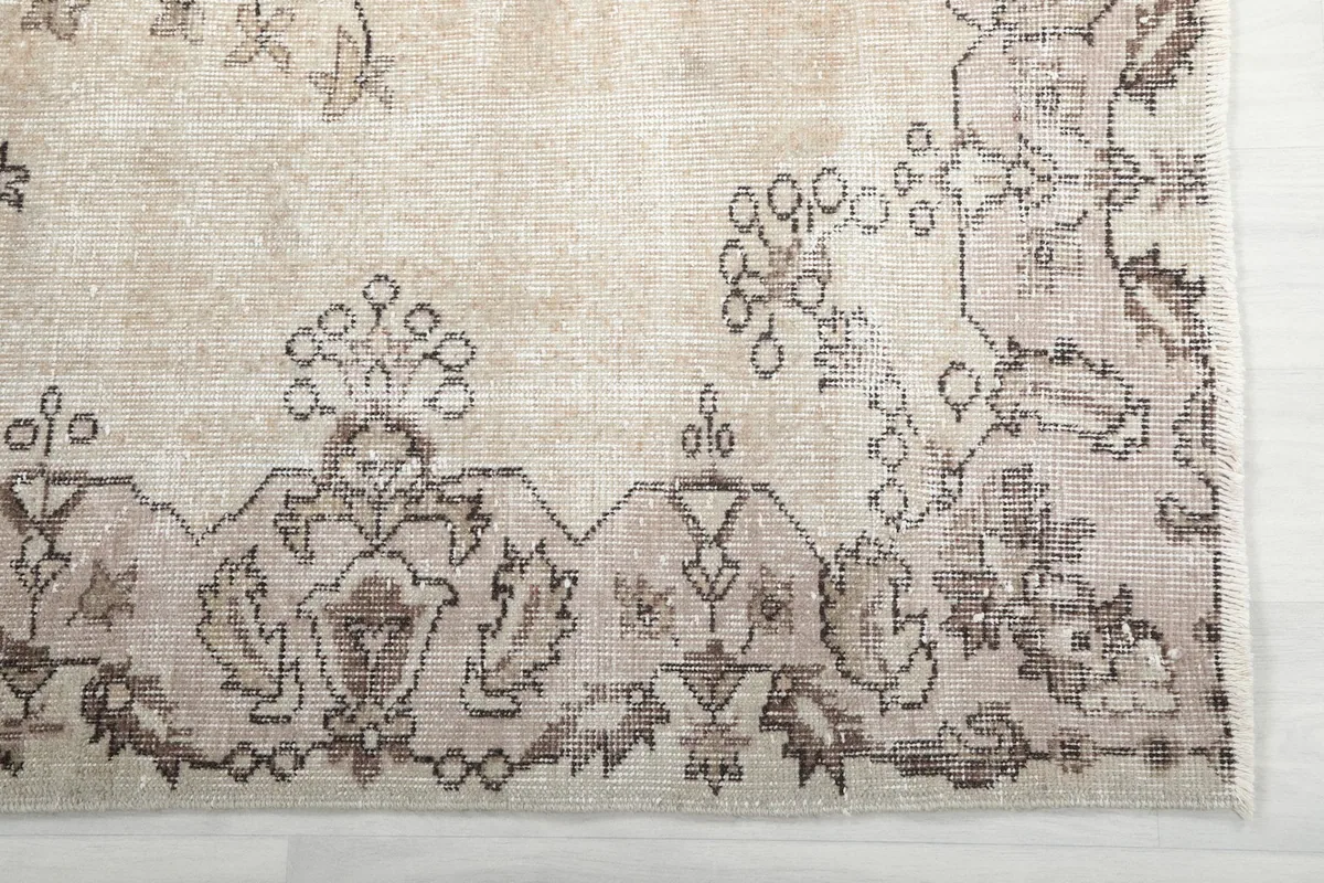 Detail of the border design on the ivory and gray hand-knotted Anatolian rug