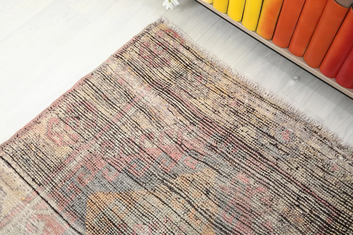 Detail of one end of the runner, showing the fringe and flat-woven finish