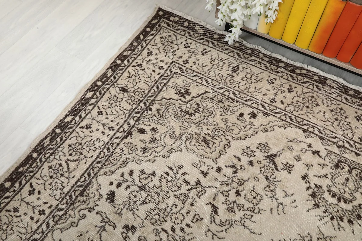 View of the rug's side border, showcasing the detailed charcoal patterns