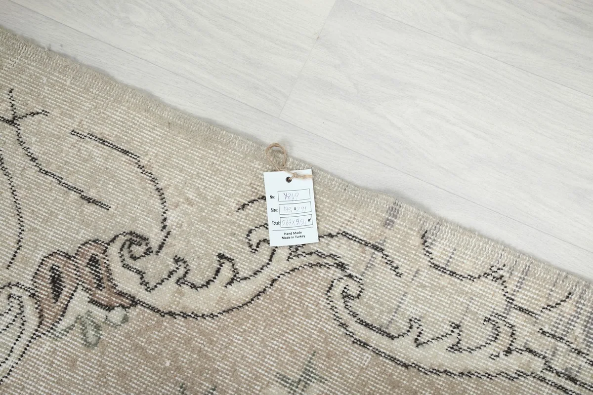 Detail of the rug's corner with the product tag, indicating its origin and materials.
