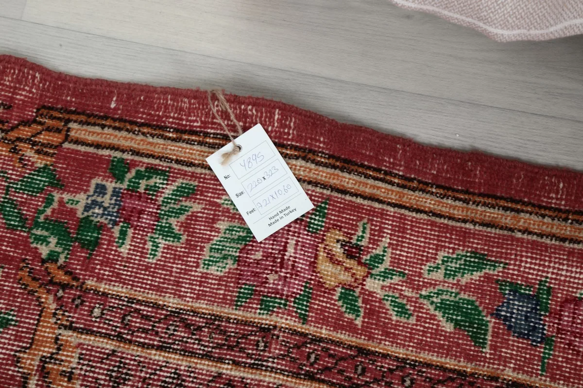 Label attached to the rug's border, showing product information