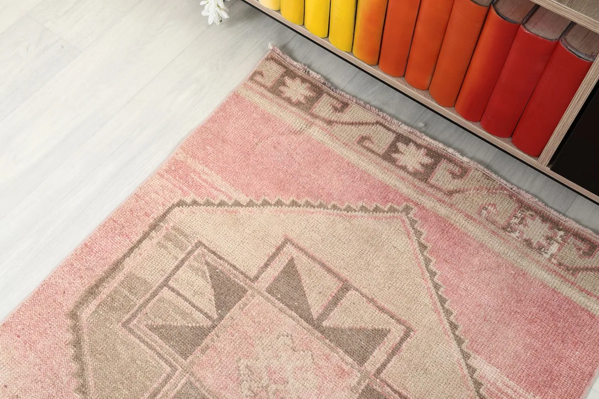 View of the runner's pattern near a bookshelf with colorful books