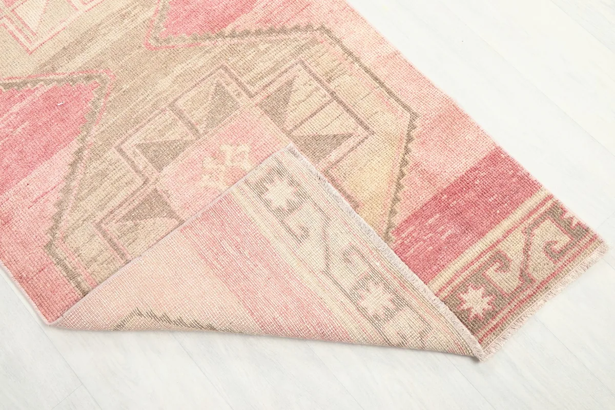 Corner of the runner folded back, revealing the reverse side and knotting