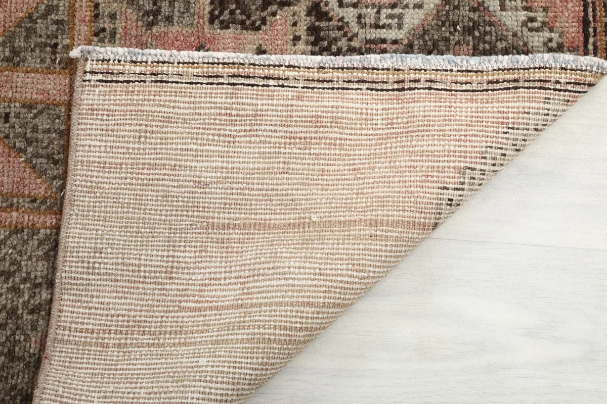Underside of the runner, showing the tightly woven cotton foundation and knotting