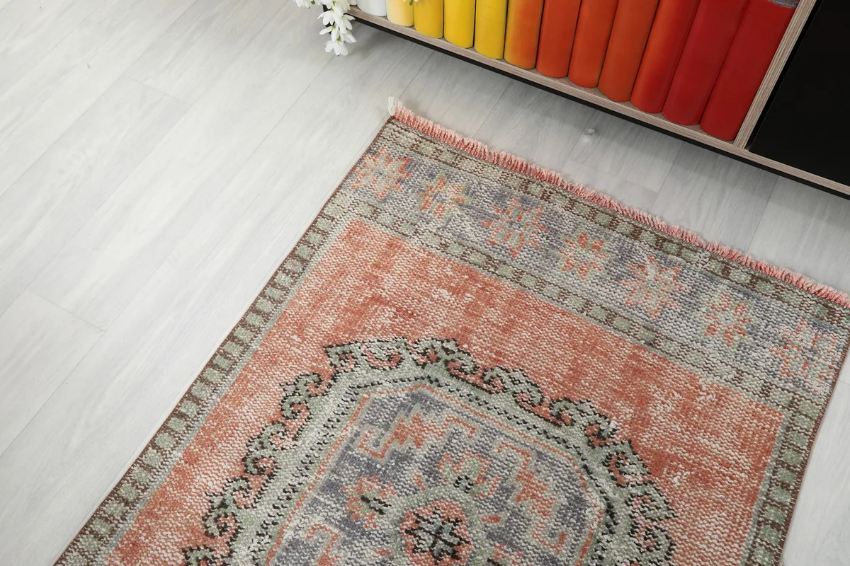 Top-down view of one end of the runner, highlighting a gray and orange medallion